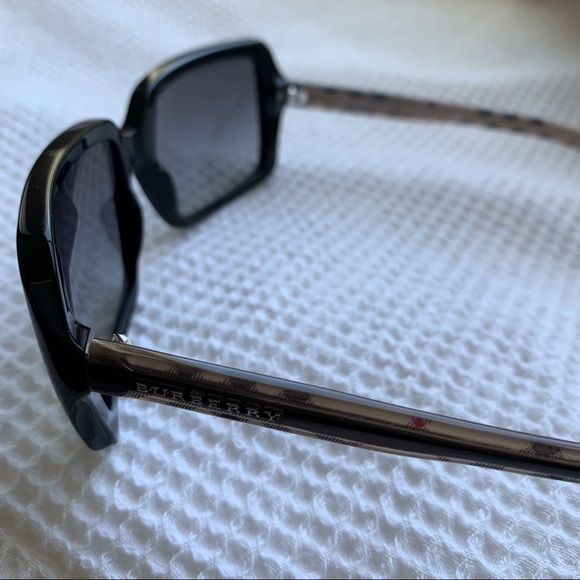 Burberry Sunglasses Rectangular Black Frame with Grey Lenses - Picture 5 of 16